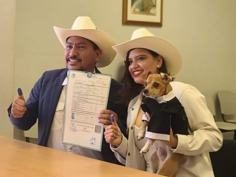¡Ternurita! Perrito firma como testigo en la boda de sus humanos