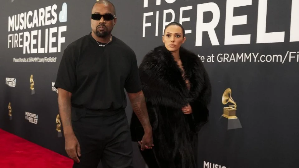 Kanye West pierde contrato de millones de dolares en Tokio tras la polémica aparición de Bianca Censori en los Grammy