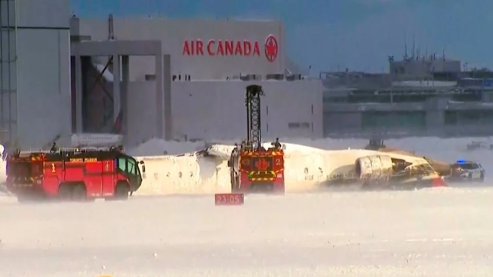 Suman 18 heridos por el accidente de un avión en Toronto; tres se encuentran en estado crítico