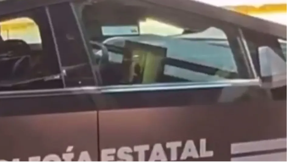 #Video | Captan a policías de Jalisco viendo películas en una Cybertruck oficial